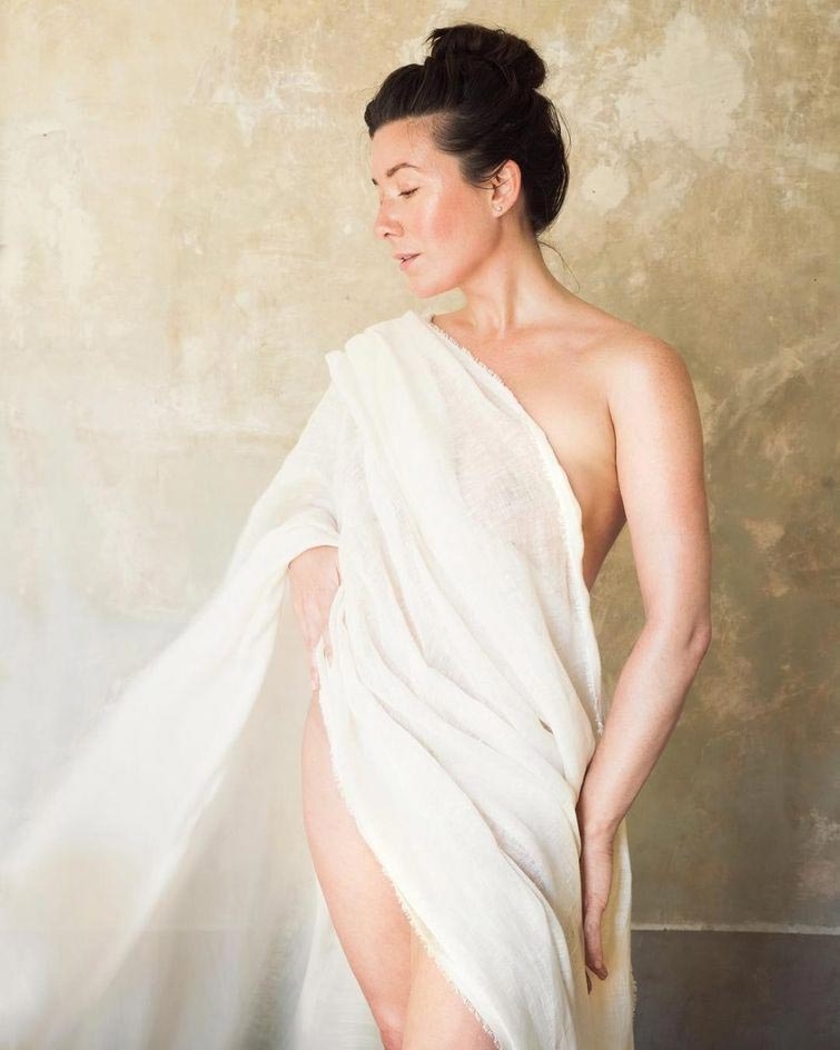 Американка переехала жить во французский прованс и теперь создаёт невероятно красивые откровенные фотографии