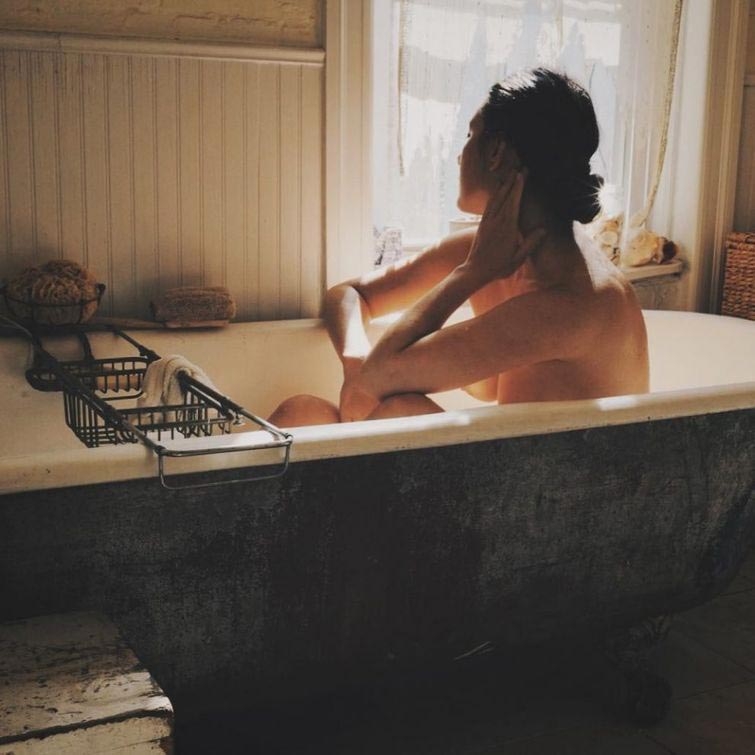 Американка переехала жить во французский прованс и теперь создаёт невероятно красивые откровенные фотографии