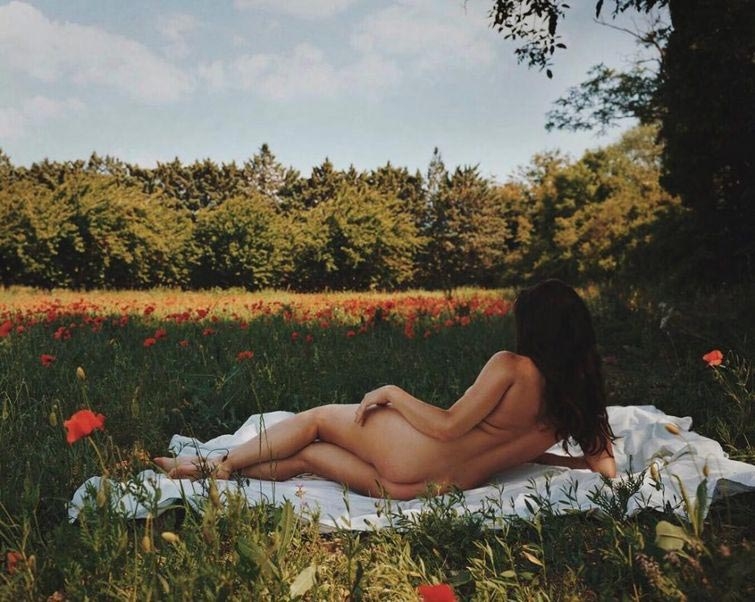 Американка переехала жить во французский прованс и теперь создаёт невероятно красивые откровенные фотографии