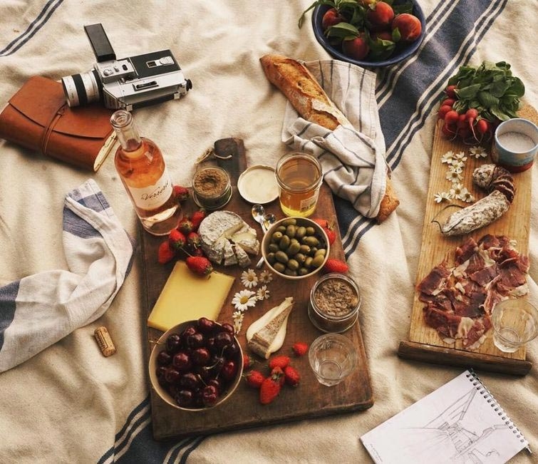 Американка переехала жить во французский прованс и теперь создаёт невероятно красивые откровенные фотографии