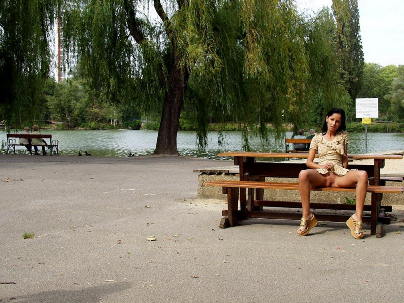 Раскованные девицы без трусов