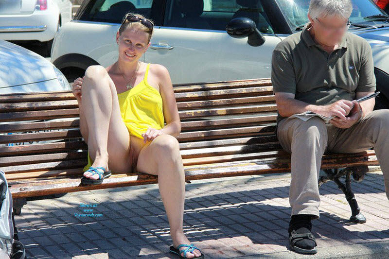 Раскованные девицы без трусов