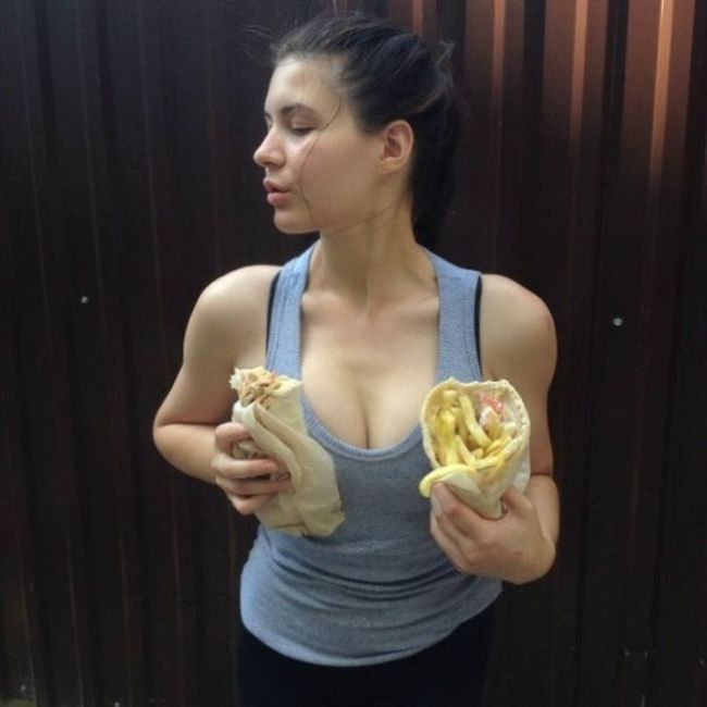 Девушки фотографируются с шаурмой