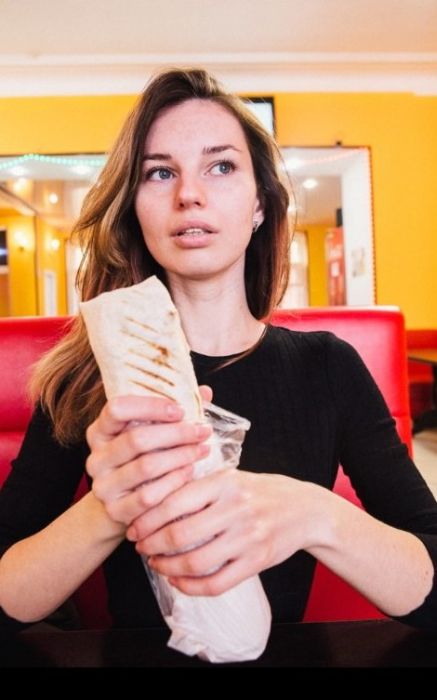 Девушки фотографируются с шаурмой