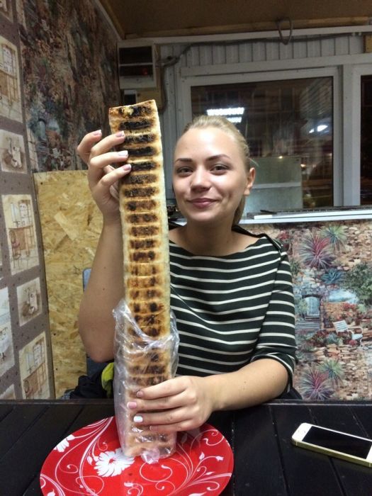 Девушки фотографируются с шаурмой