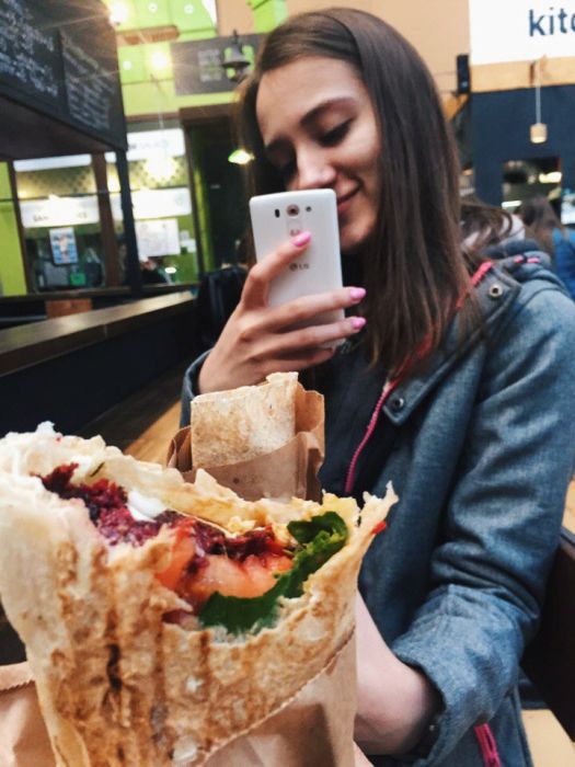 Девушки фотографируются с шаурмой