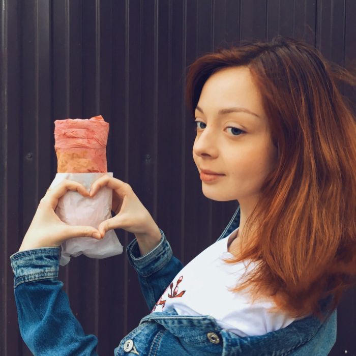 Девушки фотографируются с шаурмой