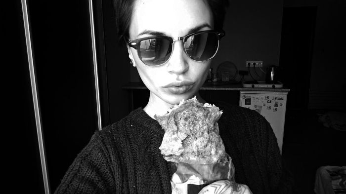 Девушки фотографируются с шаурмой