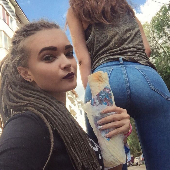 Девушки фотографируются с шаурмой