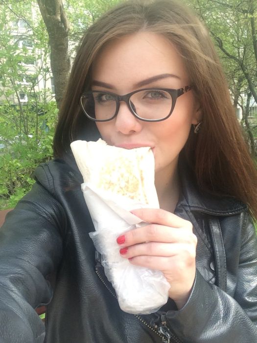 Девушки фотографируются с шаурмой