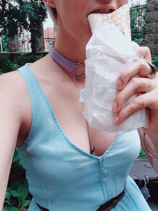 Девушки фотографируются с шаурмой