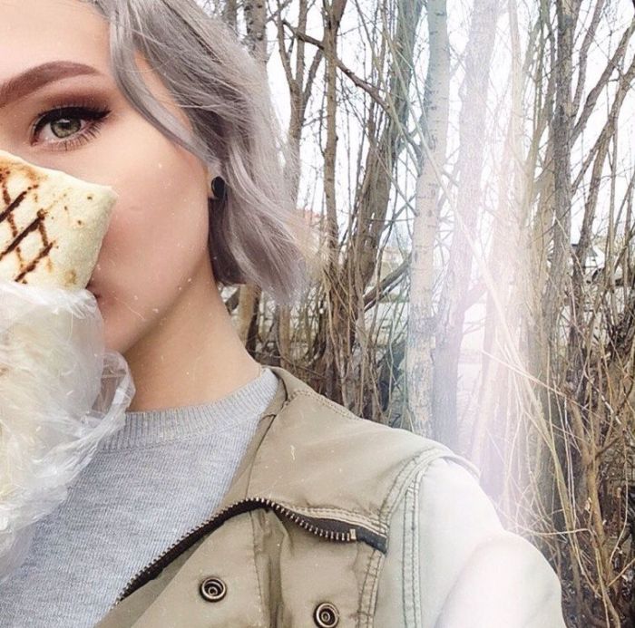 Девушки фотографируются с шаурмой