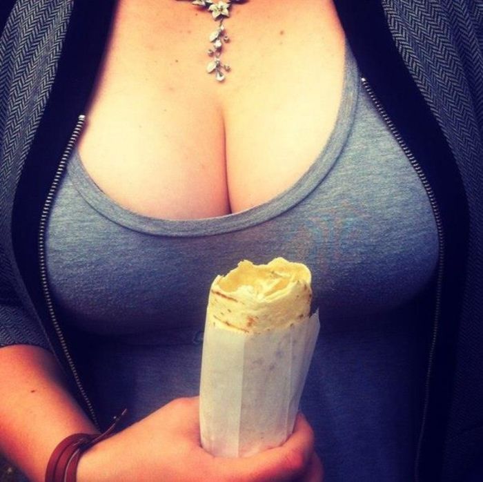 Девушки фотографируются с шаурмой