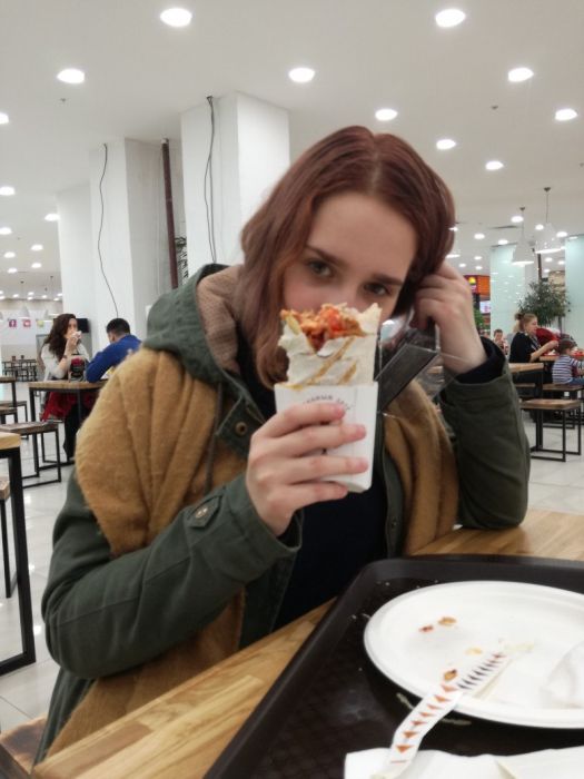 Девушки фотографируются с шаурмой