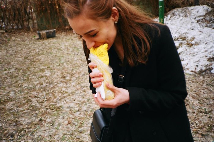 Девушки фотографируются с шаурмой