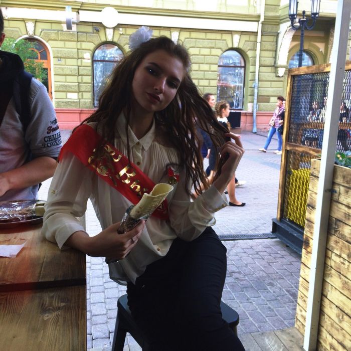 Девушки фотографируются с шаурмой