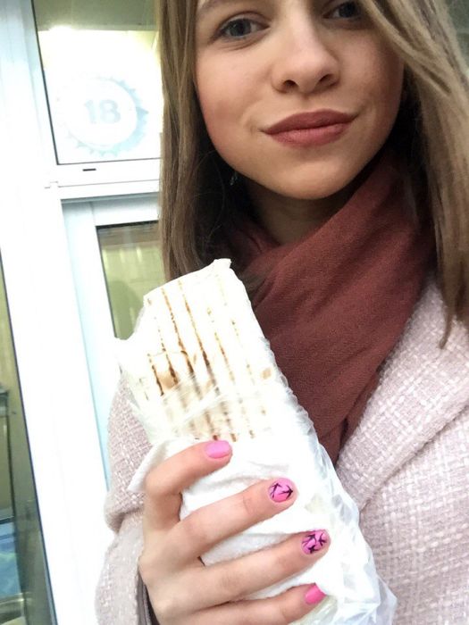 Девушки фотографируются с шаурмой