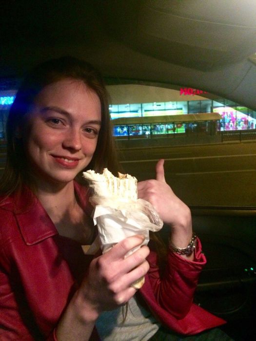 Девушки фотографируются с шаурмой