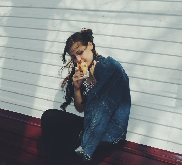 Девушки фотографируются с шаурмой