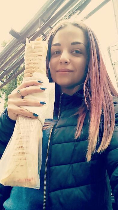 Девушки фотографируются с шаурмой