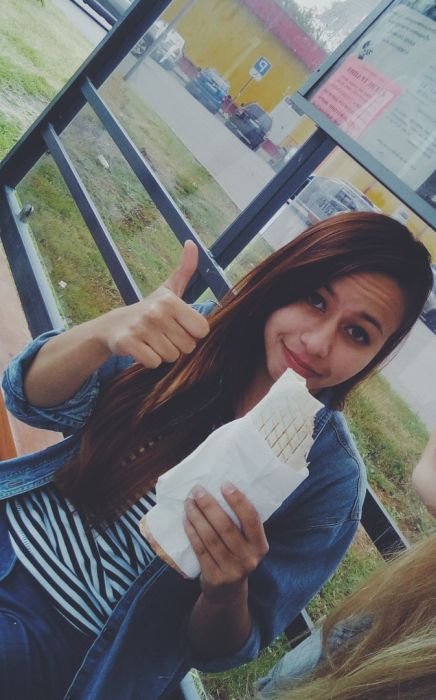 Девушки фотографируются с шаурмой