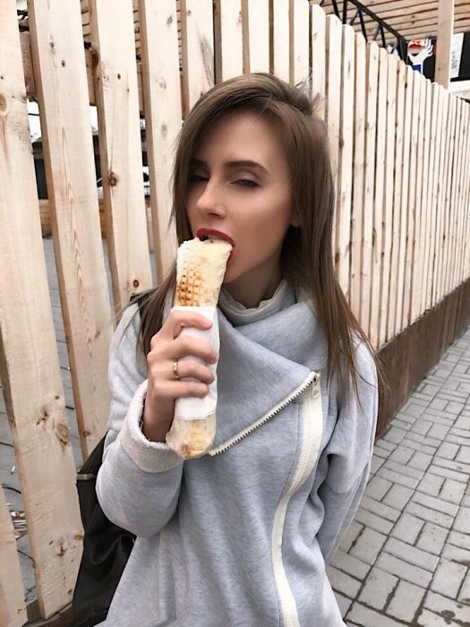 Девушки фотографируются с шаурмой