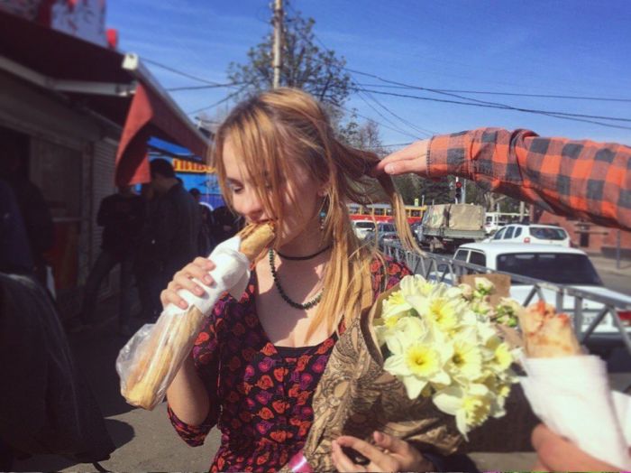 Девушки фотографируются с шаурмой