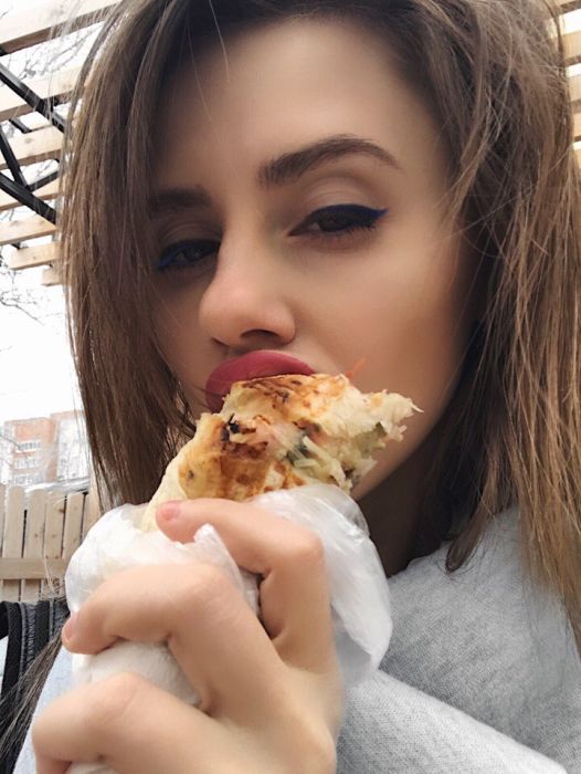 Девушки фотографируются с шаурмой