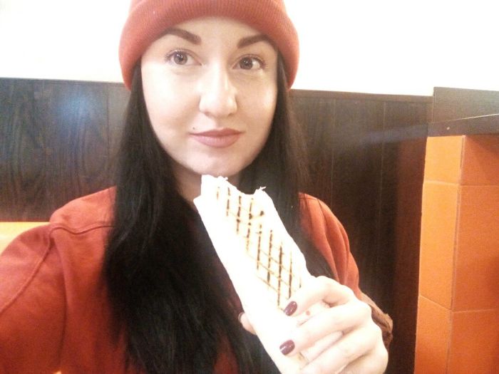 Девушки фотографируются с шаурмой