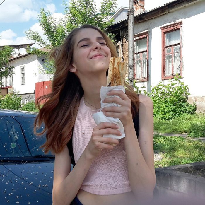 Девушки фотографируются с шаурмой