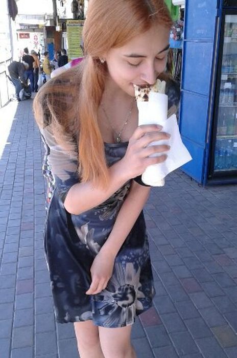 Девушки фотографируются с шаурмой