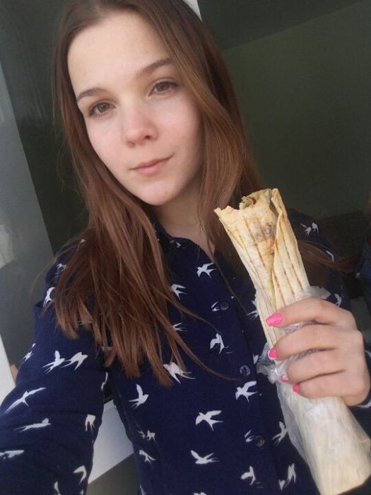 Девушки фотографируются с шаурмой