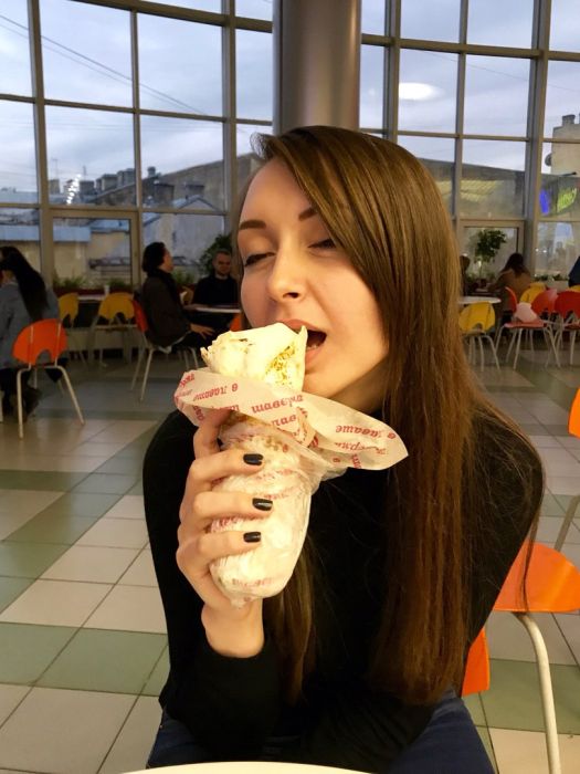 Девушки фотографируются с шаурмой