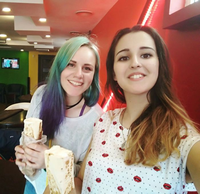 Девушки фотографируются с шаурмой