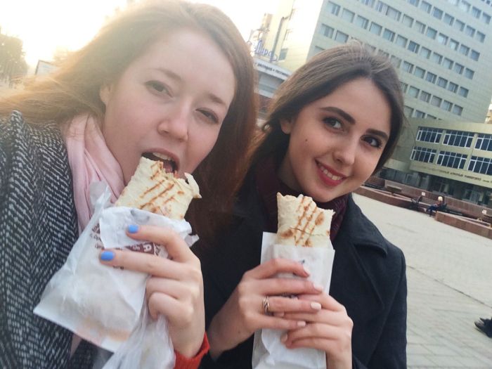 Девушки фотографируются с шаурмой