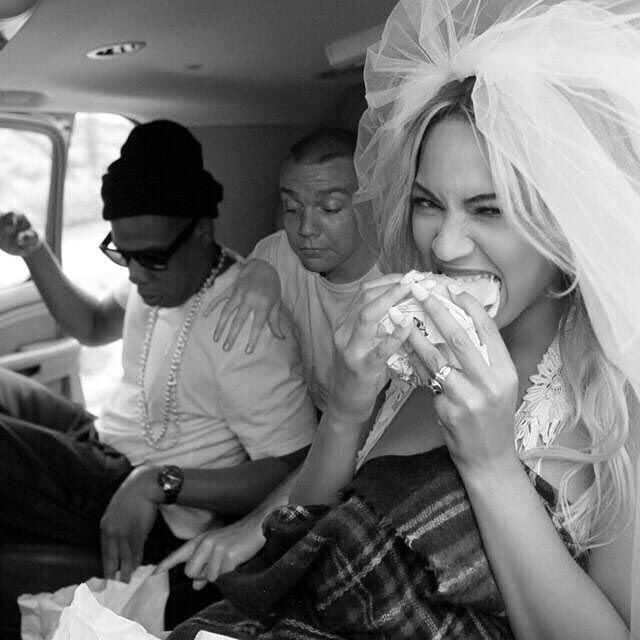 Парень забавно присоединяет себя к фотографиям звезд