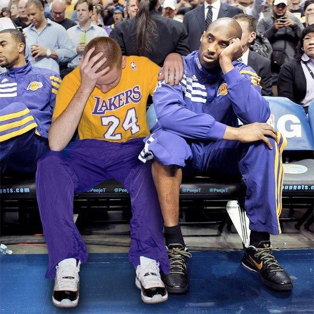 Парень забавно присоединяет себя к фотографиям звезд