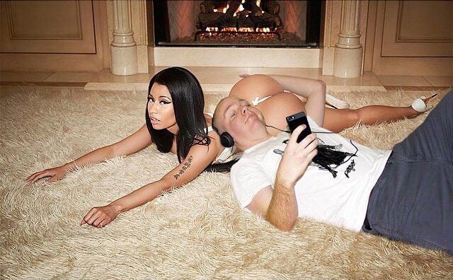 Парень забавно присоединяет себя к фотографиям звезд