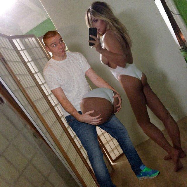 Парень забавно присоединяет себя к фотографиям звезд