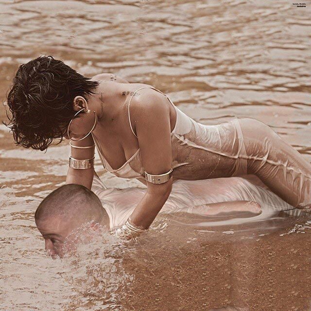 Парень забавно присоединяет себя к фотографиям звезд