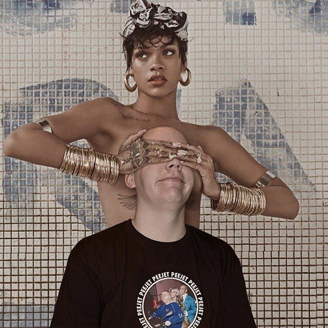 Парень забавно присоединяет себя к фотографиям звезд