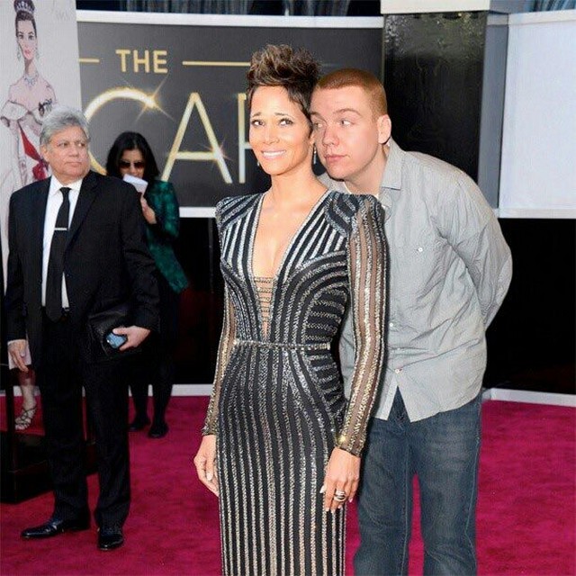 Парень забавно присоединяет себя к фотографиям звезд