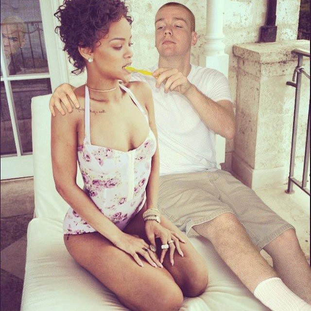 Парень забавно присоединяет себя к фотографиям звезд