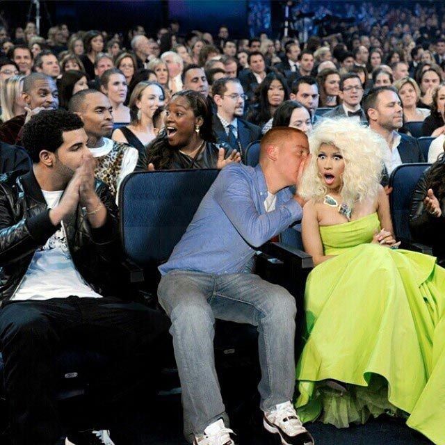 Парень забавно присоединяет себя к фотографиям звезд