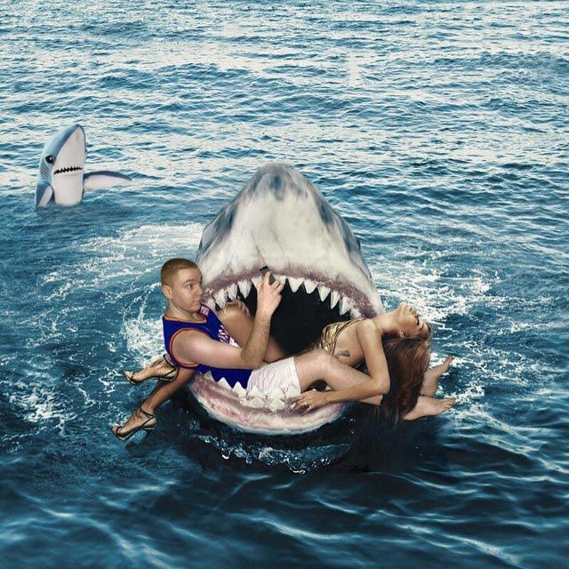 Парень забавно присоединяет себя к фотографиям звезд