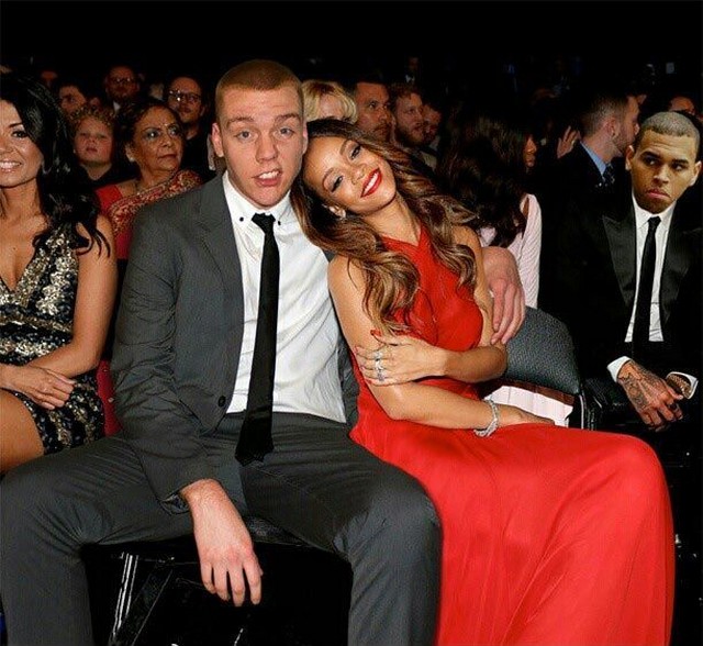 Парень забавно присоединяет себя к фотографиям звезд