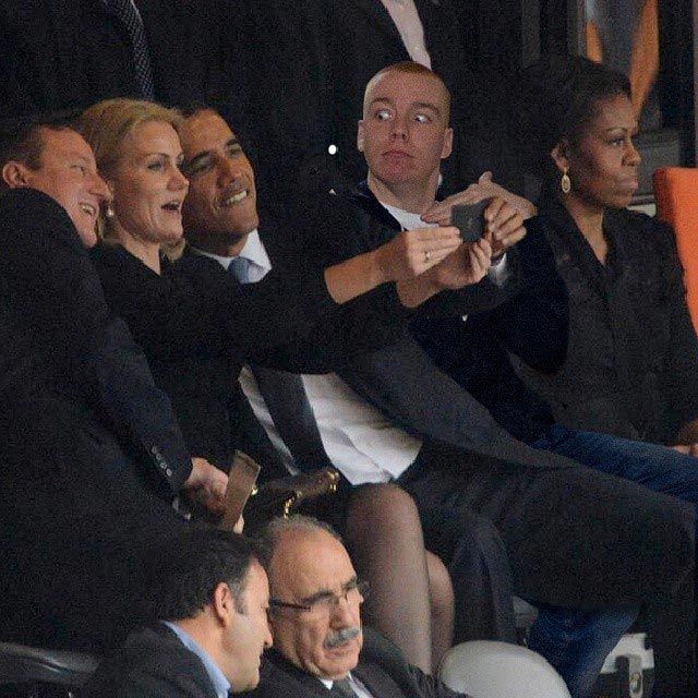 Парень забавно присоединяет себя к фотографиям звезд