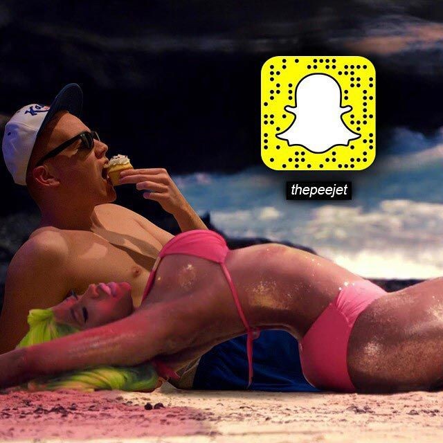 Парень забавно присоединяет себя к фотографиям звезд