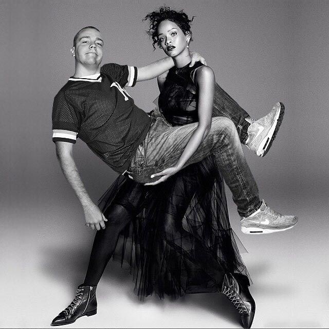 Парень забавно присоединяет себя к фотографиям звезд