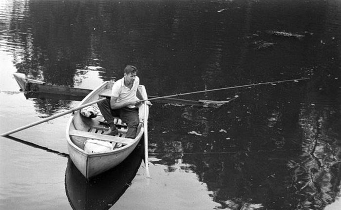 Лев Яшин отдыхает после победы сборной СССР на Чемпионате Европы